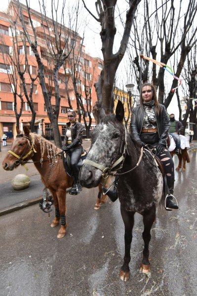 Vesela povorka maškara prodefilirala centrom Pule