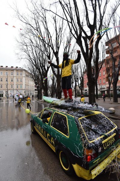 Vesela povorka maškara prodefilirala centrom Pule