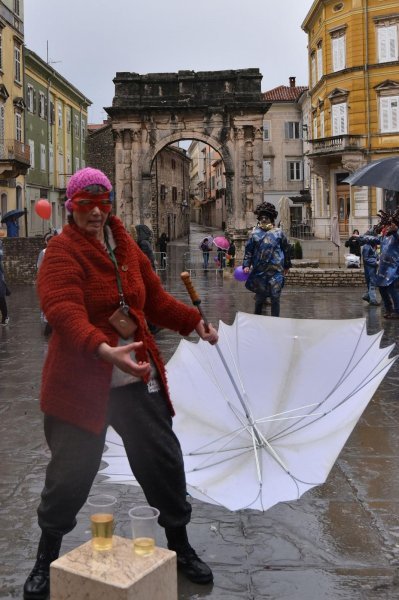 Vesela povorka maškara prodefilirala centrom Pule