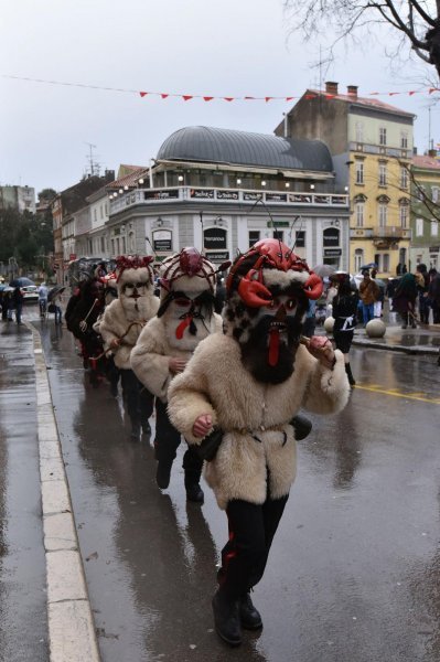 Vesela povorka maškara prodefilirala centrom Pule