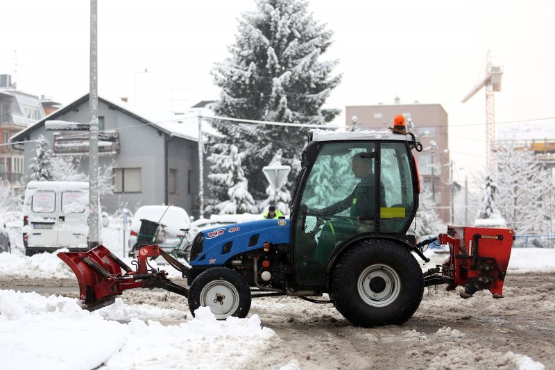 Zagrepčane jutros dočekao bijeli pokrivač