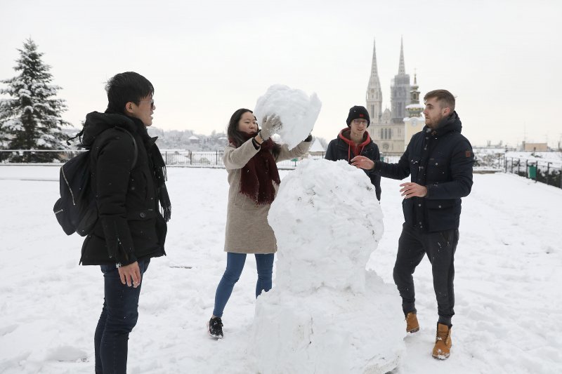 Francuski turisti napravili su snjegovića na platou Gradec u Zagrebu