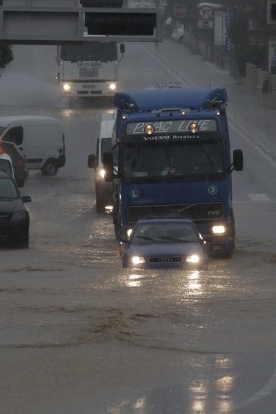 Obilna kiša potopila Makarsku
