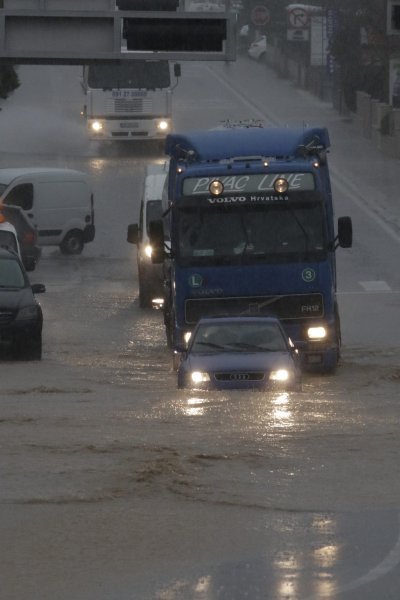 Obilna kiša potopila Makarsku