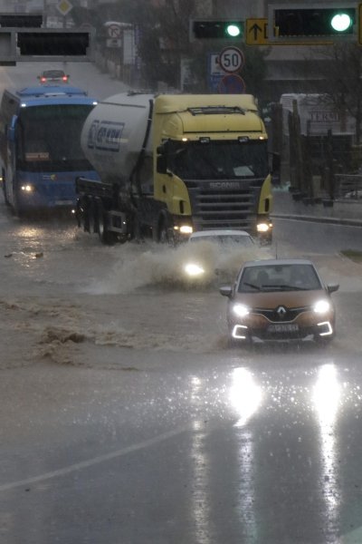 Obilna kiša potopila Makarsku