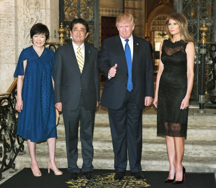Melania i DonaldTrump, japanski premijer Shinzo Abe sa suprugom Akie Abe