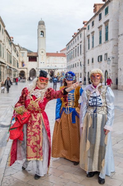 Valcer pod maskama na Stradunu uz nastup Gradske glazbe Dubrovnik i Karnevalskog benda