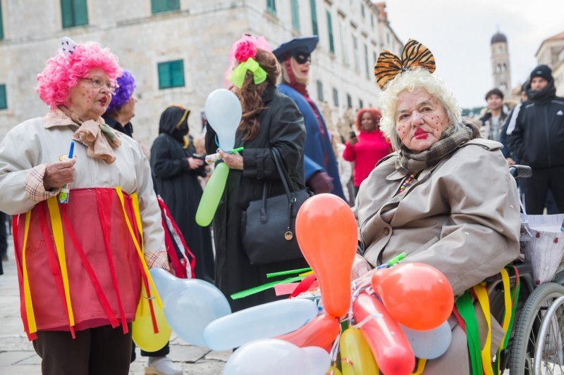 Valcer pod maskama na Stradunu uz nastup Gradske glazbe Dubrovnik i Karnevalskog benda