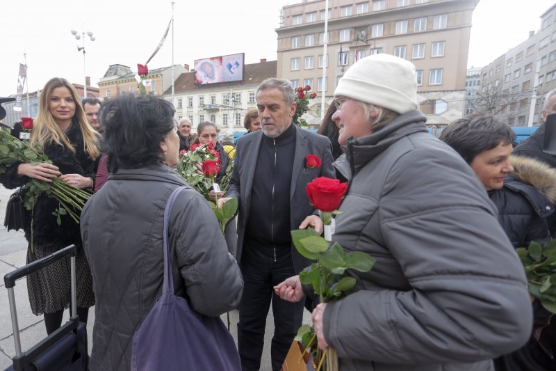 Gradonačelnik Bandić povodom Valentinova Zagrepčanke darivao ružama