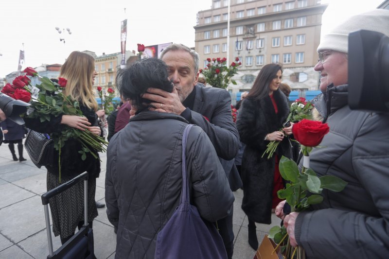 Gradonačelnik Bandić povodom Valentinova Zagrepčanke darivao ružama