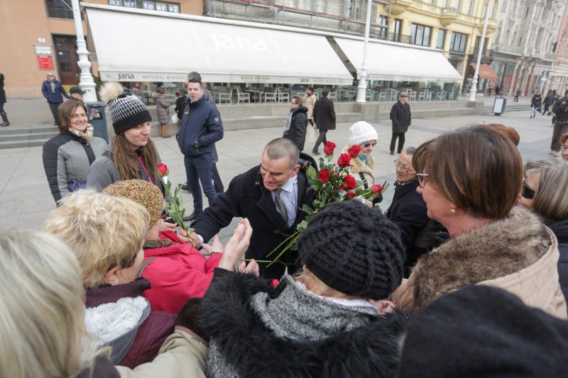 Gradonačelnik Bandić povodom Valentinova Zagrepčanke darivao ružama