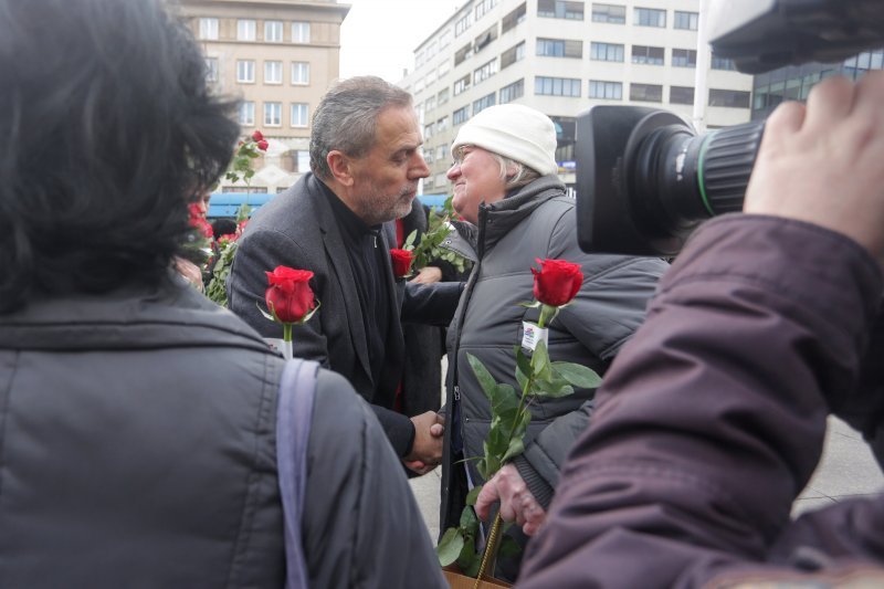 Gradonačelnik Bandić povodom Valentinova Zagrepčanke darivao ružama