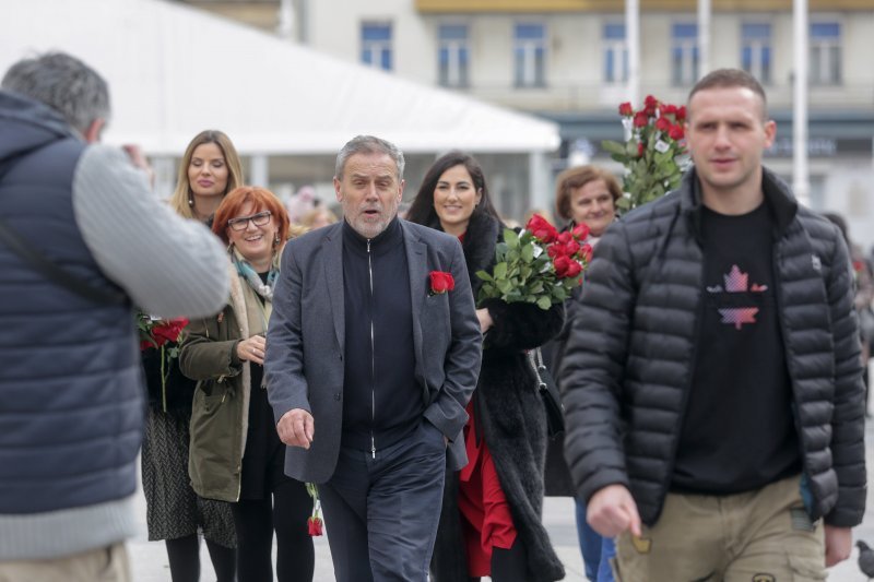 Gradonačelnik Bandić povodom Valentinova Zagrepčanke darivao ružama