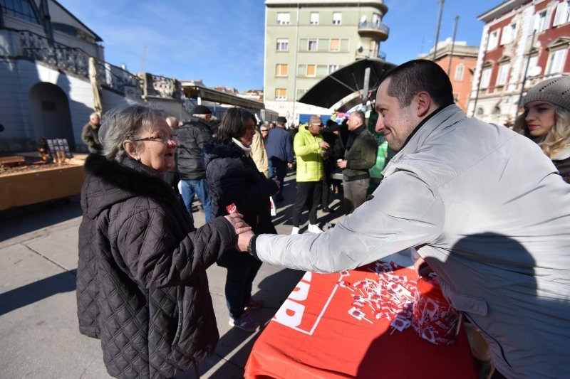 Članovi SDP-a s lizalicom i šalicom kave družili se s građanima Pule