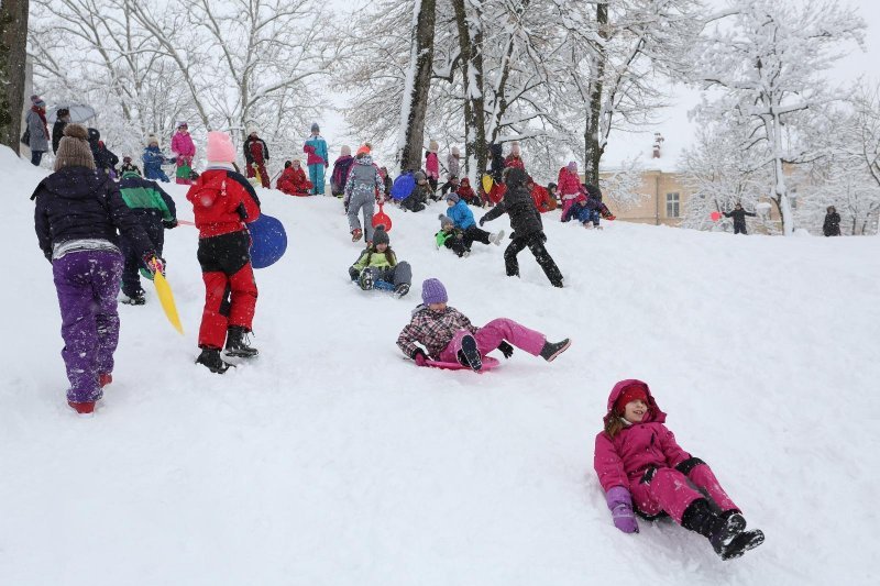 Karlovac: Građani čiste novih 20-tak cm napadalog snijega a najmlađi uživaju u sanjkanju