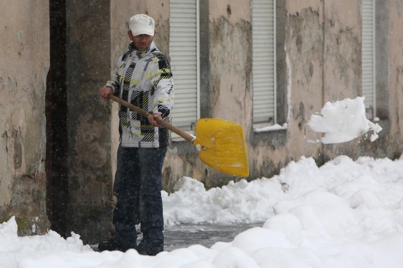 Karlovac: Građani čiste novih 20-tak cm napadalog snijega a najmlađi uživaju u sanjkanju