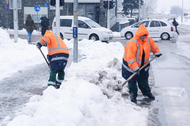 Sisak: Radnice Komunalca jedino lopatom mogu očistiti snijeg s prilaza pješačkim stazama