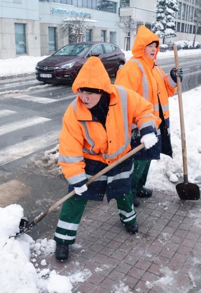 Sisak: Radnice Komunalca jedino lopatom mogu očistiti snijeg s prilaza pješačkim stazama