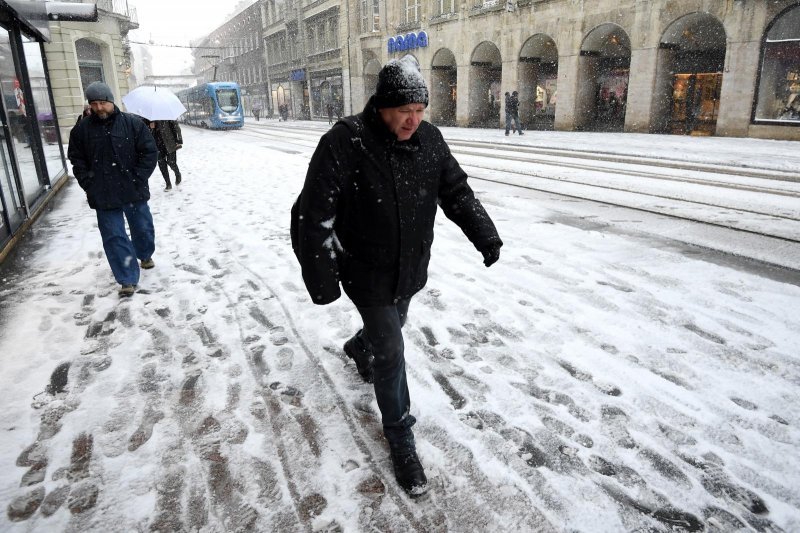 Zagreb: Snijeg otežao odvijanje gradskog prijevoza a i hodanje pješacima