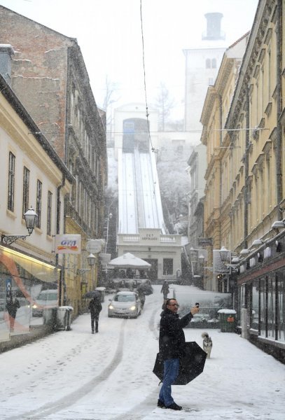 Zagreb: Snijeg otežao odvijanje gradskog prijevoza a i hodanje pješacima