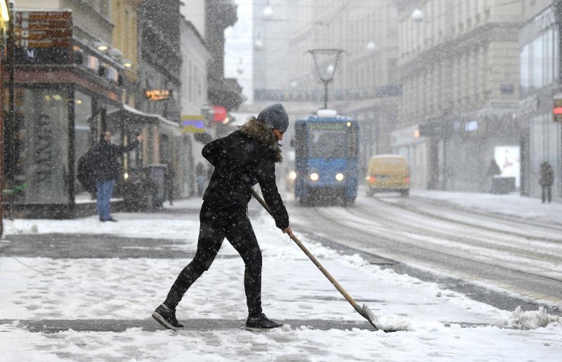 Zagreb: Snijeg otežao odvijanje gradskog prijevoza a i hodanje pješacima