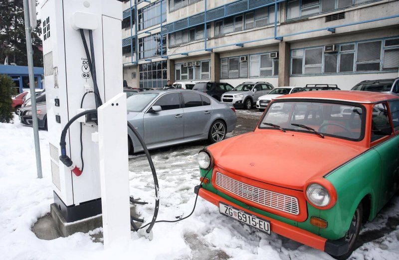 Trabant na električnoj punionici