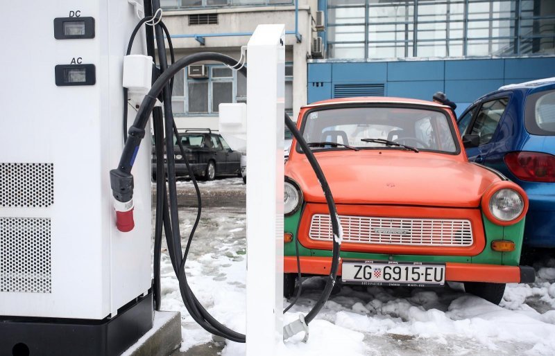 Trabant na električnoj punionici