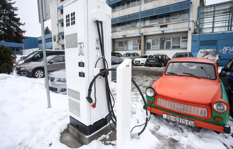 Trabant na električnoj punionici