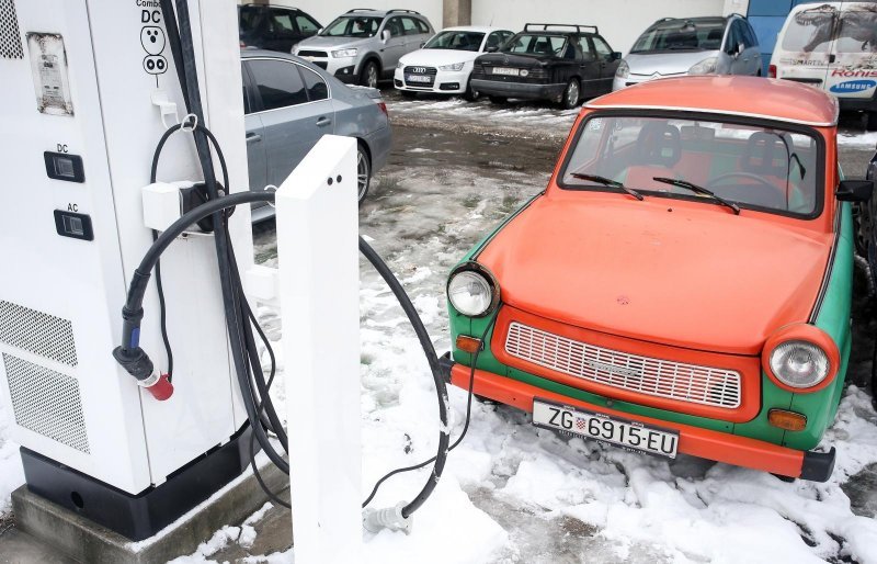 Trabant na električnoj punionici