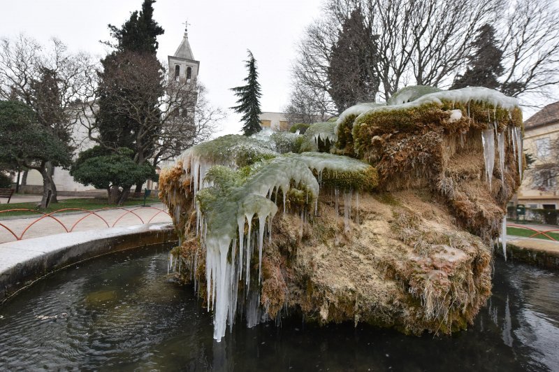 Fontana ispred Gospe van grada u Šibeniku