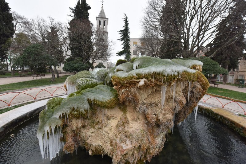 Fontana ispred Gospe van grada u Šibeniku