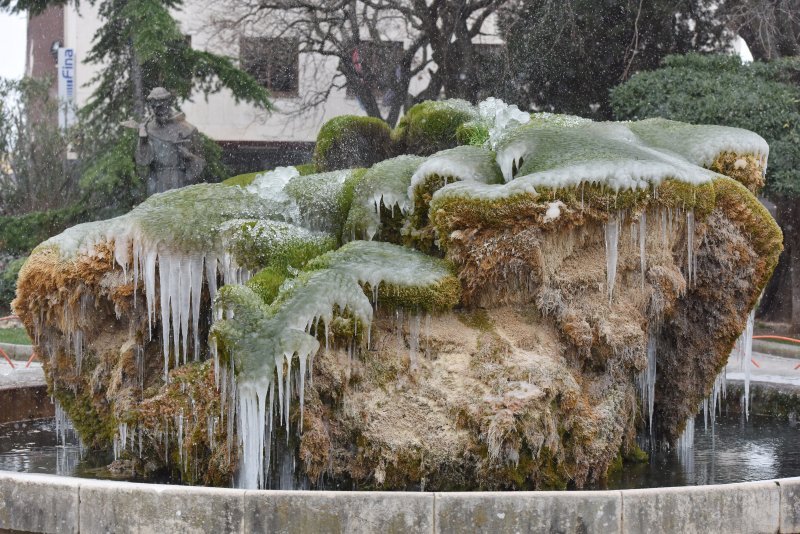 Fontana ispred Gospe van grada u Šibeniku