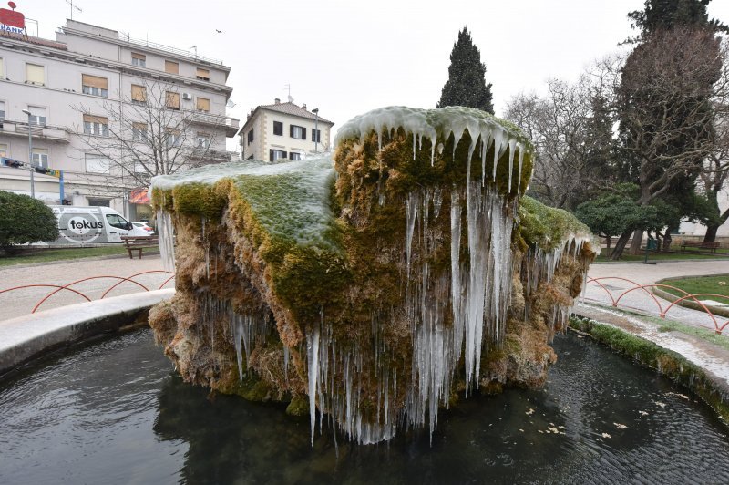 Fontana ispred Gospe van grada u Šibeniku