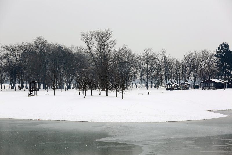 Zimska idila uz zaleđeno jezero Bundek