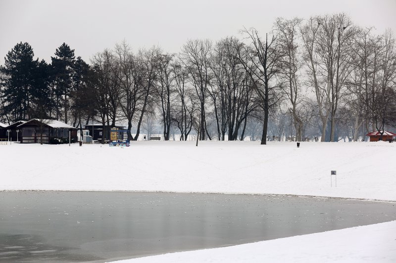 Zimska idila uz zaleđeno jezero Bundek