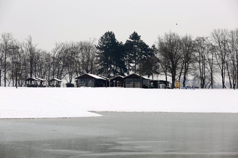 Zimska idila uz zaleđeno jezero Bundek