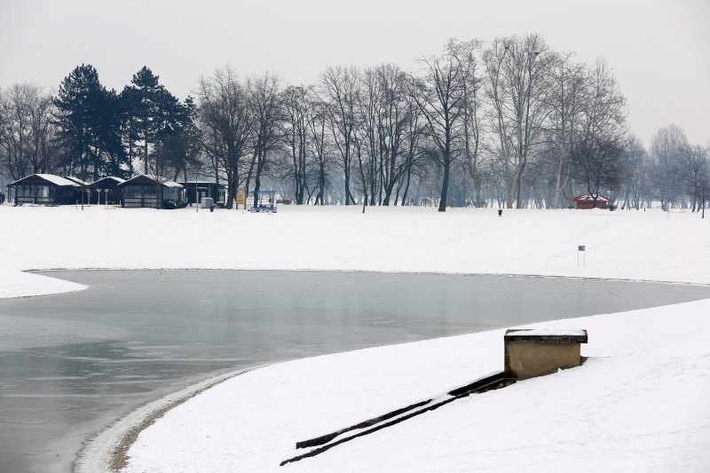 Zimska idila uz zaleđeno jezero Bundek