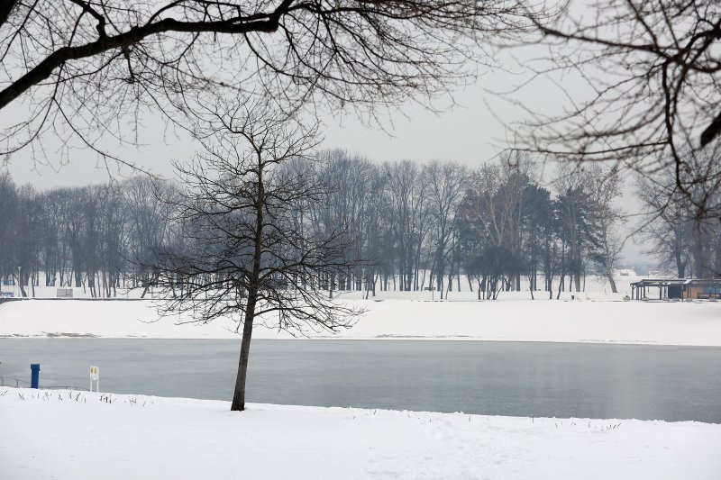 Zimska idila uz zaleđeno jezero Bundek