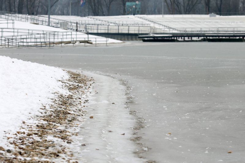 Zimska idila uz zaleđeno jezero Bundek