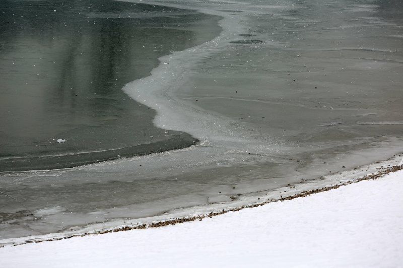 Zimska idila uz zaleđeno jezero Bundek