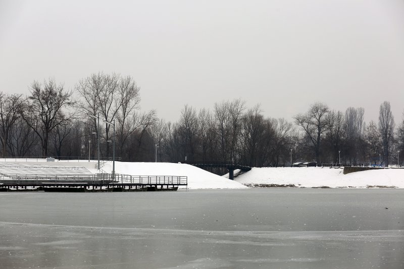 Zimska idila uz zaleđeno jezero Bundek