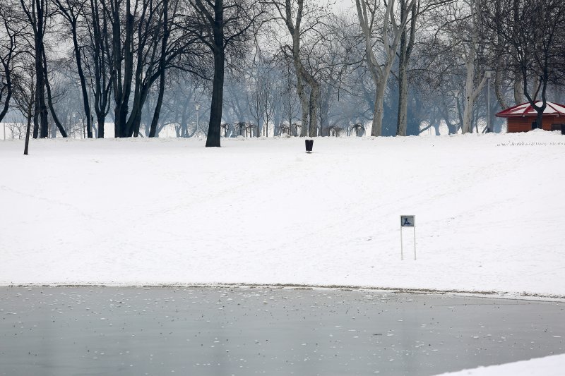 Zimska idila uz zaleđeno jezero Bundek