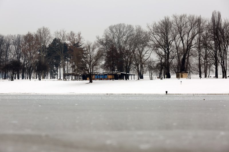 Zimska idila uz zaleđeno jezero Bundek