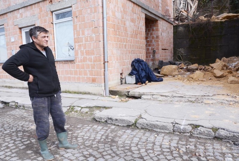 Zbog otapanja snijega s brda iznad kuća odlomio se komad stijene