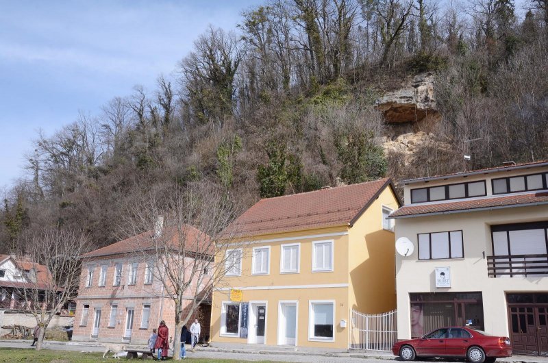 Zbog otapanja snijega s brda iznad kuća odlomio se komad stijene