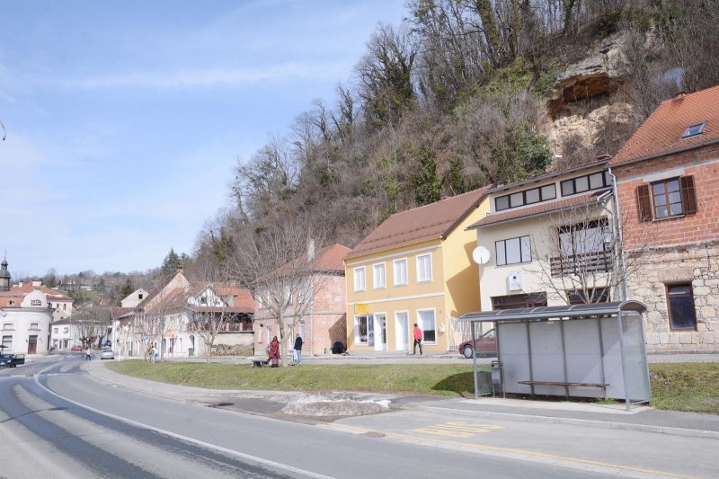 Zbog otapanja snijega s brda iznad kuća odlomio se komad stijene