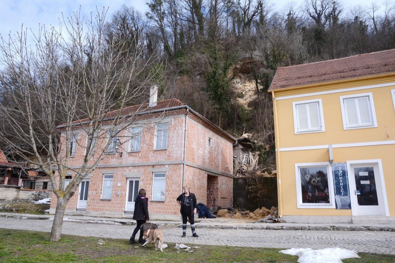 Zbog otapanja snijega s brda iznad kuća odlomio se komad stijene