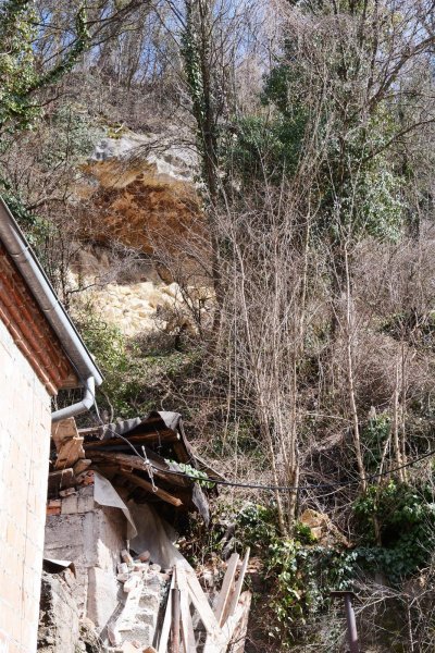 Zbog otapanja snijega s brda iznad kuća odlomio se komad stijene
