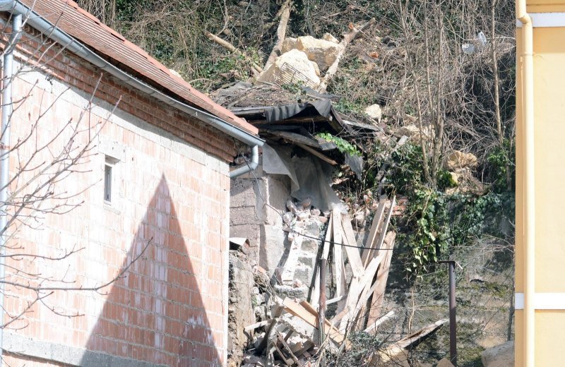 Zbog otapanja snijega s brda iznad kuća odlomio se komad stijene