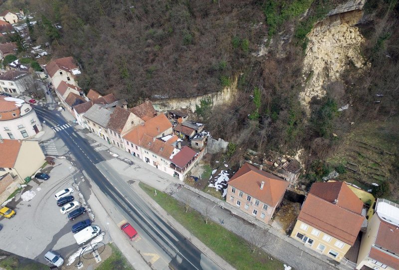 Zbog otapanja snijega s brda iznad kuća odlomio se komad stijene